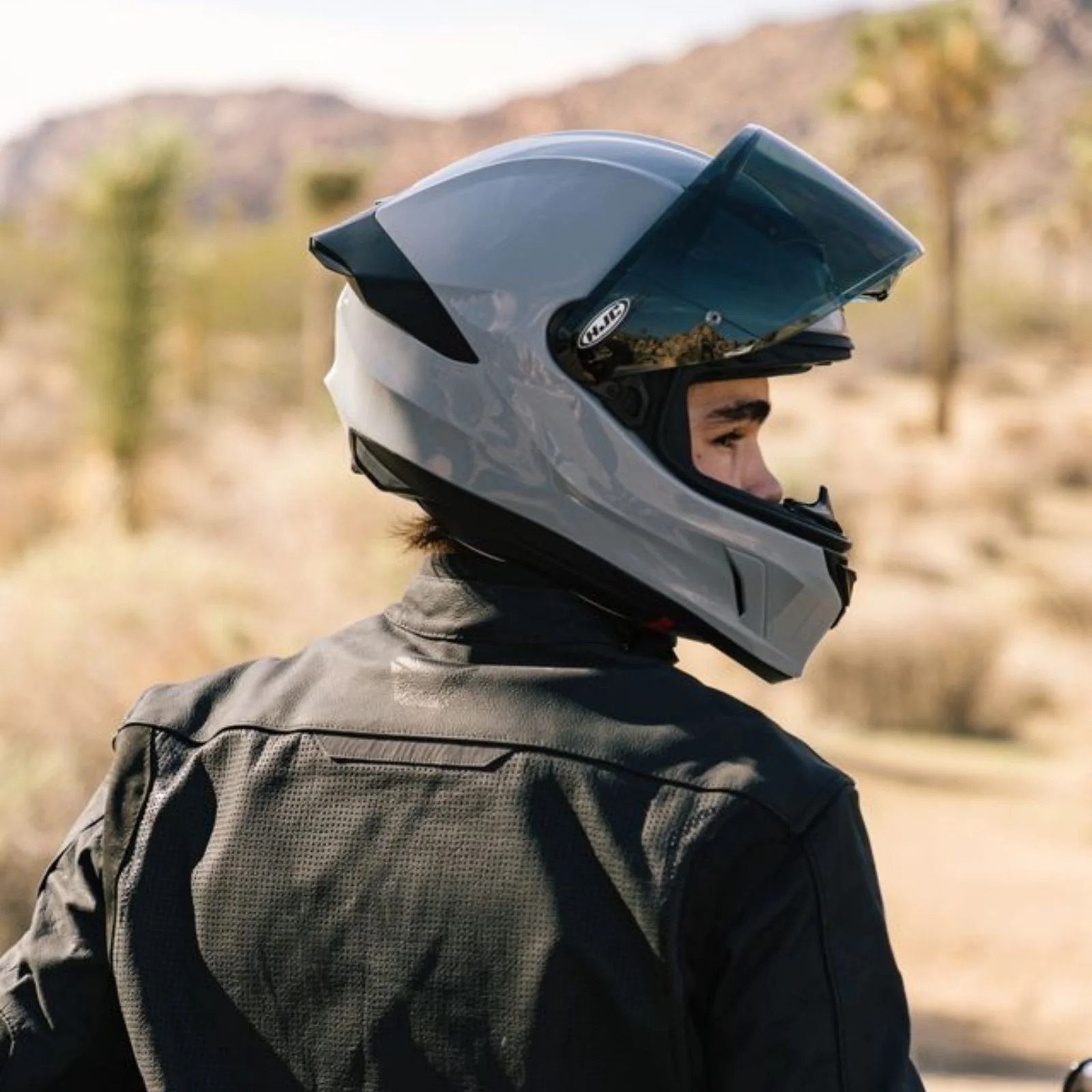 HJC i11 Helmet - Image 10