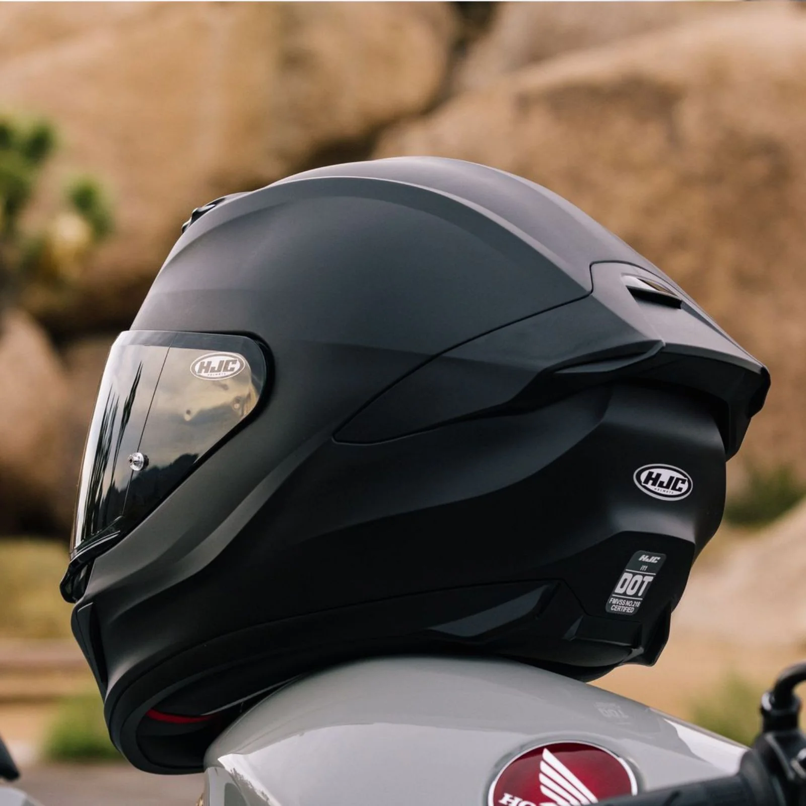 HJC i11 Helmet - Image 9