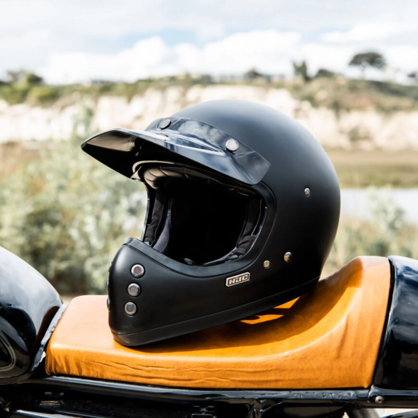 HJC v60 Helmet - Image 20
